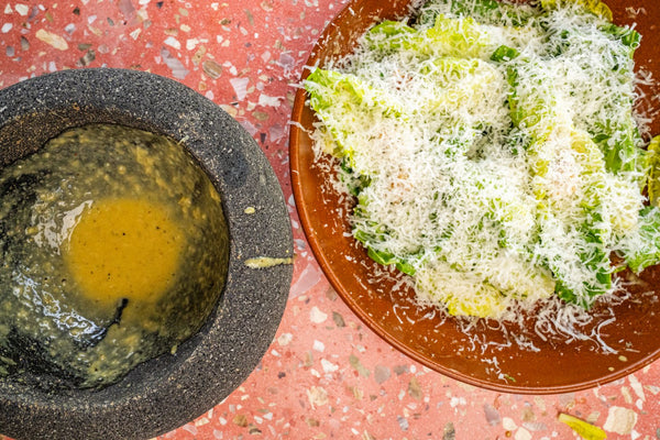 La mejor ensalada César empieza en un molcajete