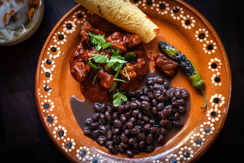 Plato de chile colorado con frijoles