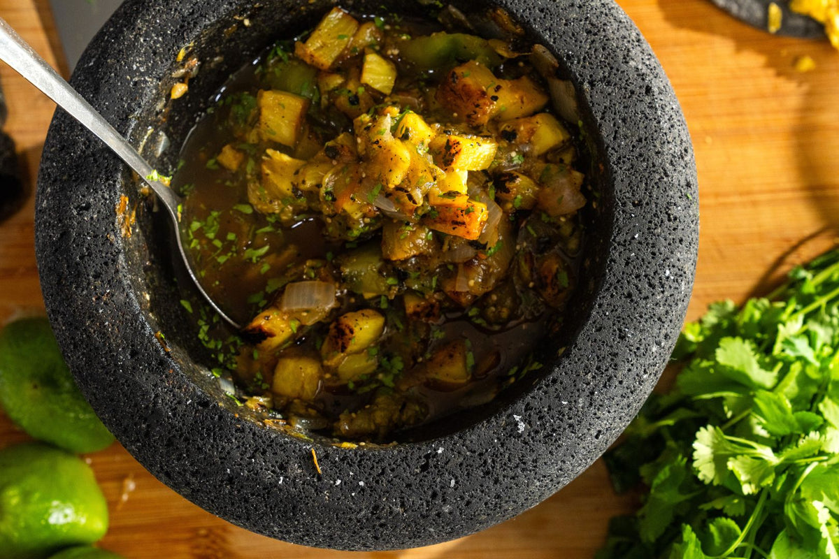 Salsa de piña en molcajete