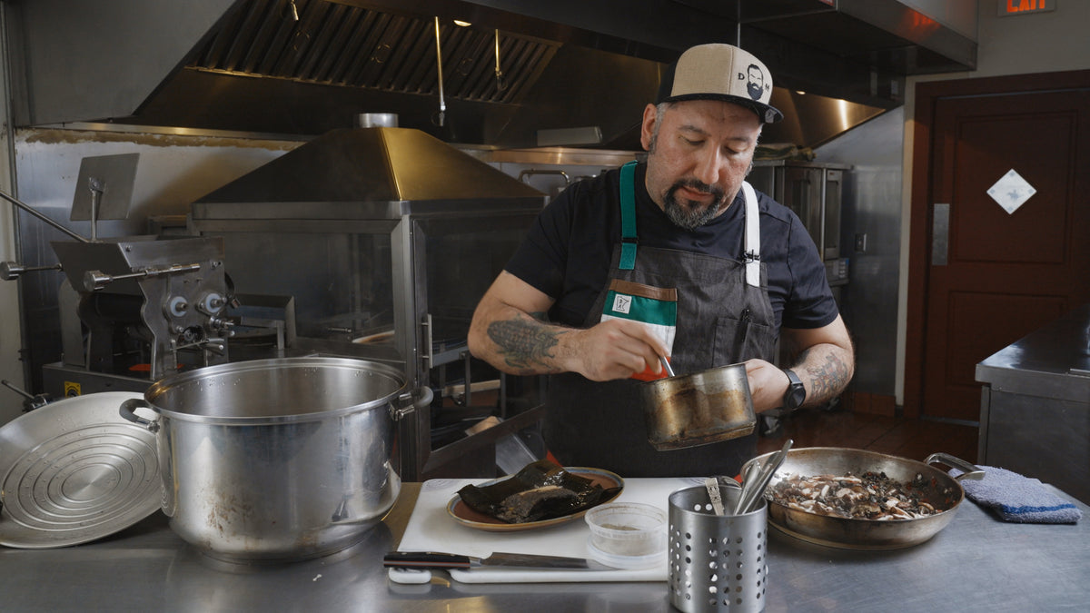 El chef Gustavo Romero cocinando