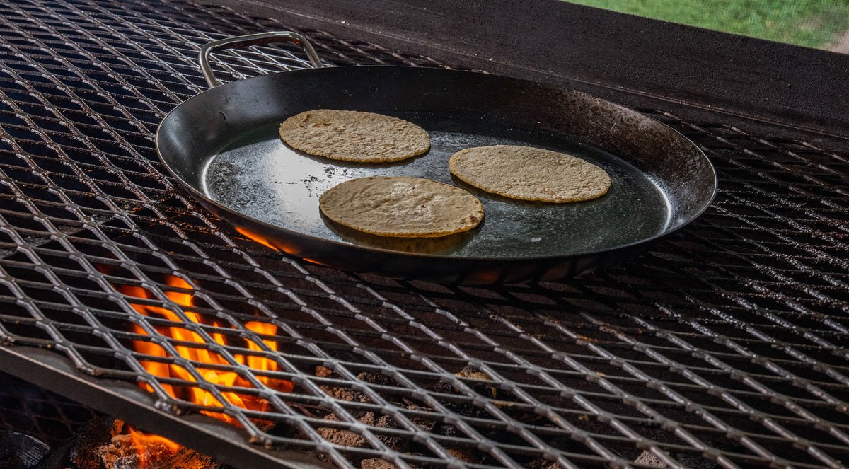 Comal con tres tortillas a la parrilla 