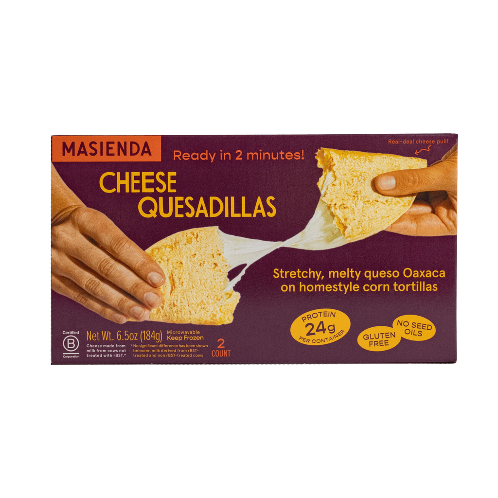 Envase de las quesadillas de queso Masienda con unas manos sosteniendo las quesadillas
