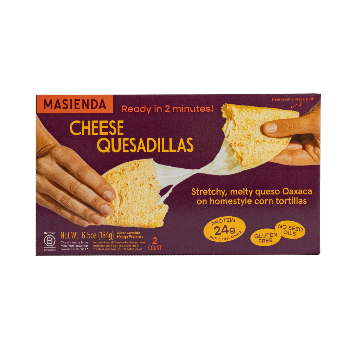 Envase de las quesadillas de queso Masienda con unas manos sosteniendo las quesadillas