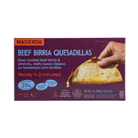 Envase de las quesadillas de birria de ternera de Masienda, con una mano que sostiene una quesadilla