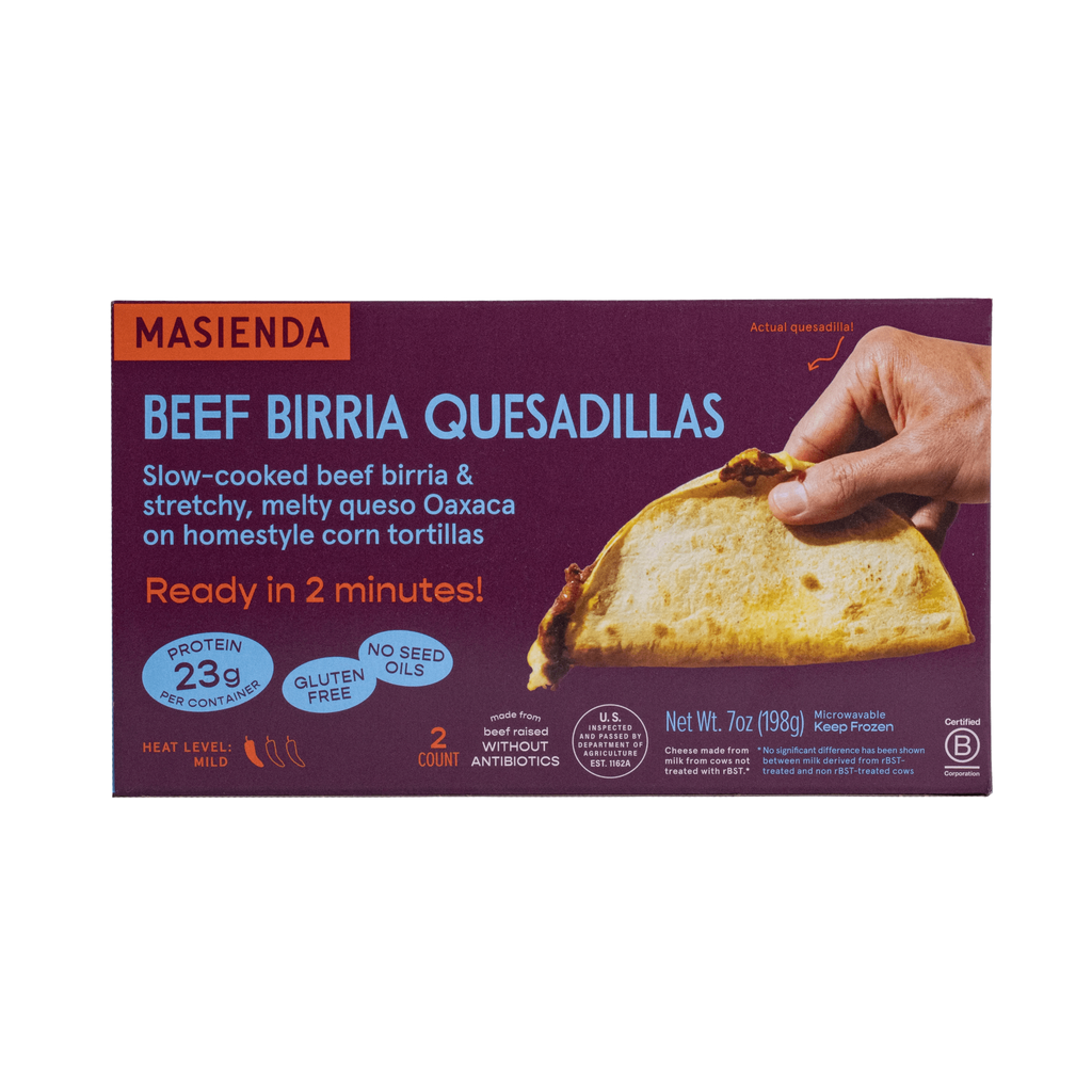 Envase de las quesadillas de birria de ternera de Masienda, con una mano que sostiene una quesadilla