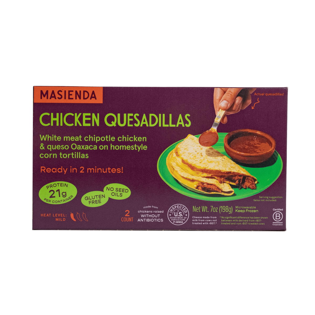 Envase de las quesadillas de pollo de Masienda, en el que se ve cómo se vierte la salsa a cucharadas sobre las quesadillas